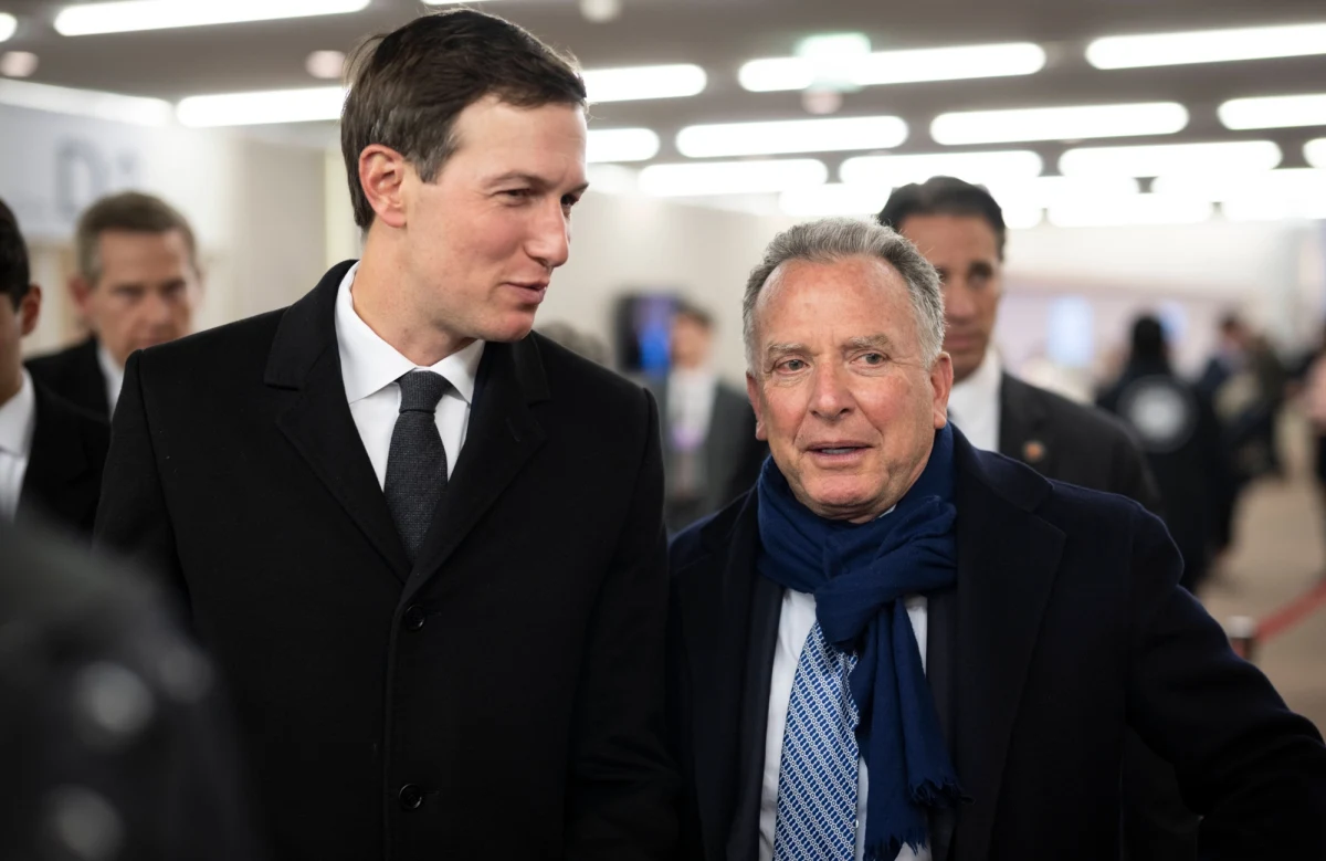 Pomimo wcześniejszych zapowiedzi, specjalni wysłannicy prezydenta Donalda Trumpa - Steve Witkoff i Jared Kushner - nie pojawili się dotychczas w Kijowie, co wywołuje rosnącą frustrację wśród ukraińskich władz. Ich nieobecność staje się symbolem szerszego problemu: przesunięcia priorytetów Waszyngtonu oraz braku postępów w rozmowach pokojowych z Rosją - informuje "Kyiv Independent".