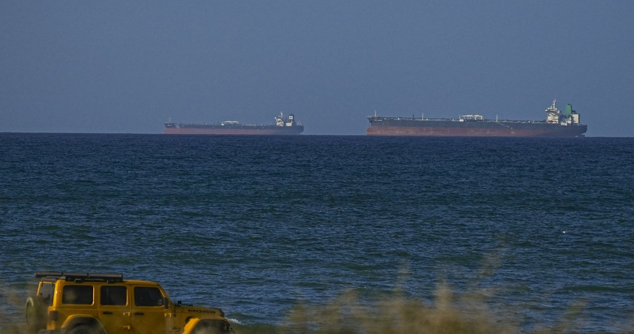 USA blokują irańskie porty. Iran traci miliardy dolarów na sprzedaży ropy