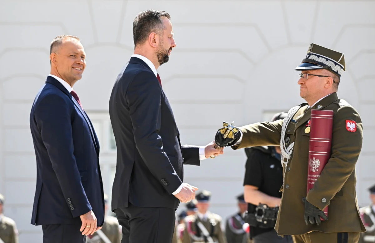 Prezydent Karol Nawrocki wręczył 12 nominacji na stopnie generalskie i na stopień admiralski. W Dniu Flagi RP prezydent podkreślał, że jest ona "najważniejszym punktem odniesienia dla naszej misji, działalności i codziennej pracy".