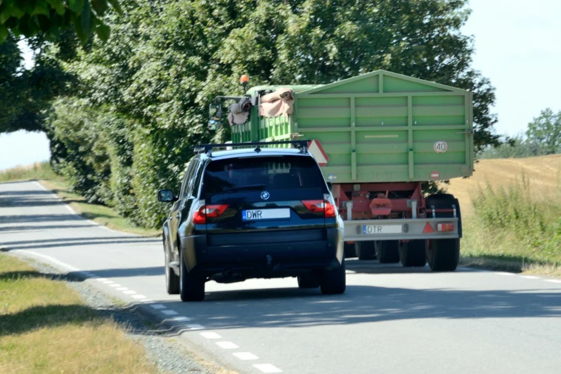 Czy można wyprzedzać traktor na ciągłej linii? Mało kto wie o tej zasadzie
