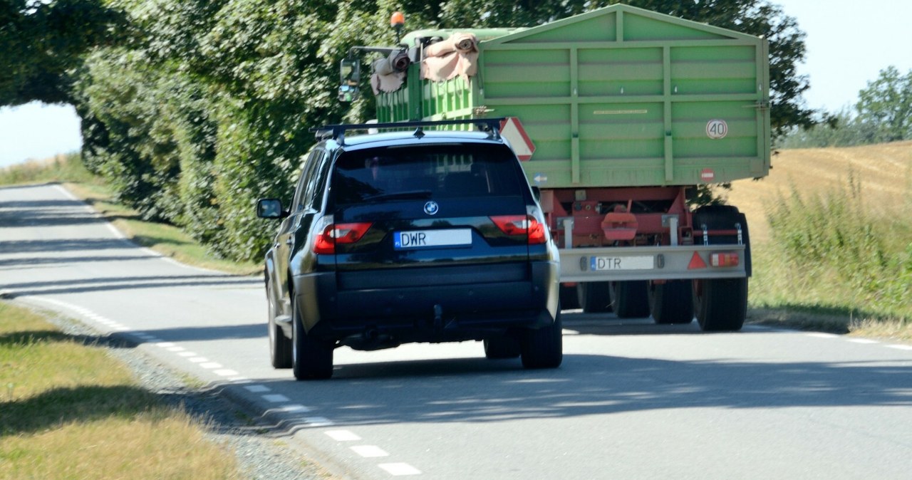 Czy można wyprzedzać traktor na ciągłej linii? Mało kto wie o tej zasadzie