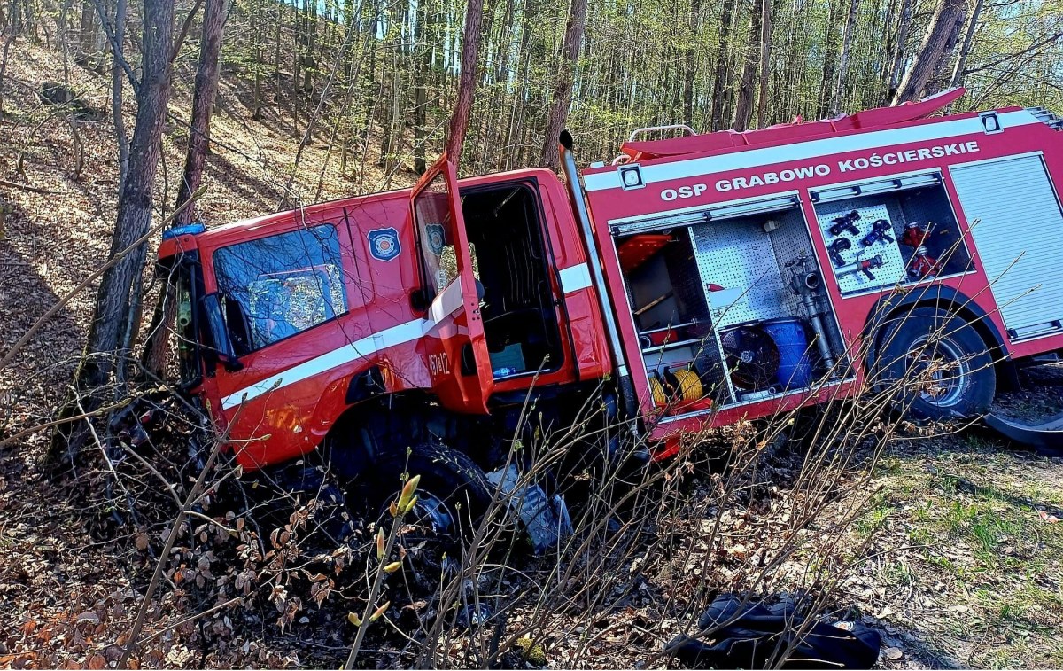 Jedna osoba nie żyje, auto strażaków w rowie. Poważny wypadek w majówkę
