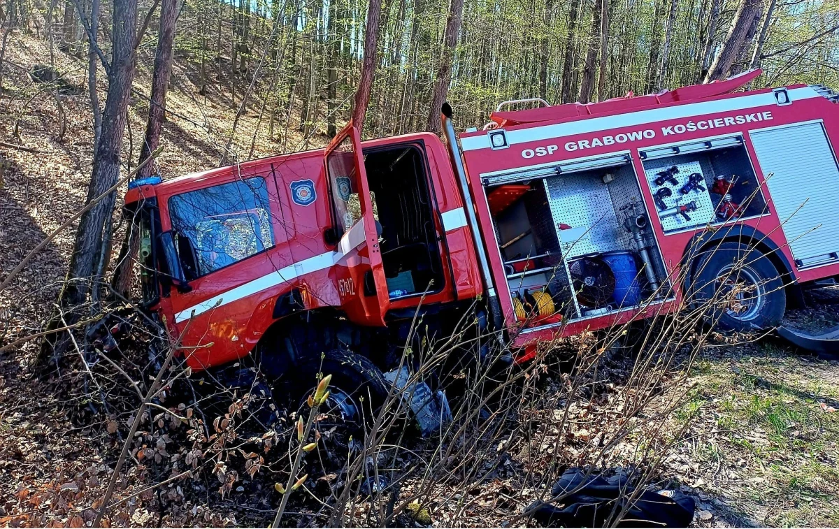 Do poważnego wypadku doszło w sobotę w woj. pomorskim. Samochód strażacki z jednostki OSP Grabowo Kościerskie zderzył się w osobowym Volkswagenem. Jedna osoba nie żyje. Na miejscu lądował LPR.