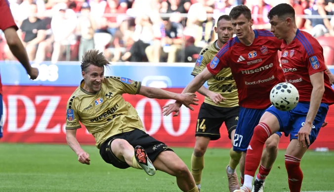 Przepychanki i czerwona kartka. Dwa gole w finale Pucharu Polski. Oto triumfator