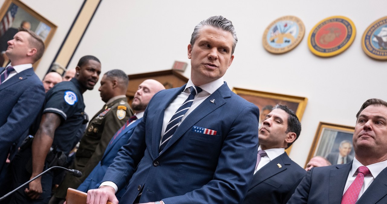 Umacnia władzę, realizuje plan Trumpa. Coraz silniejsza pozycja Hegsetha