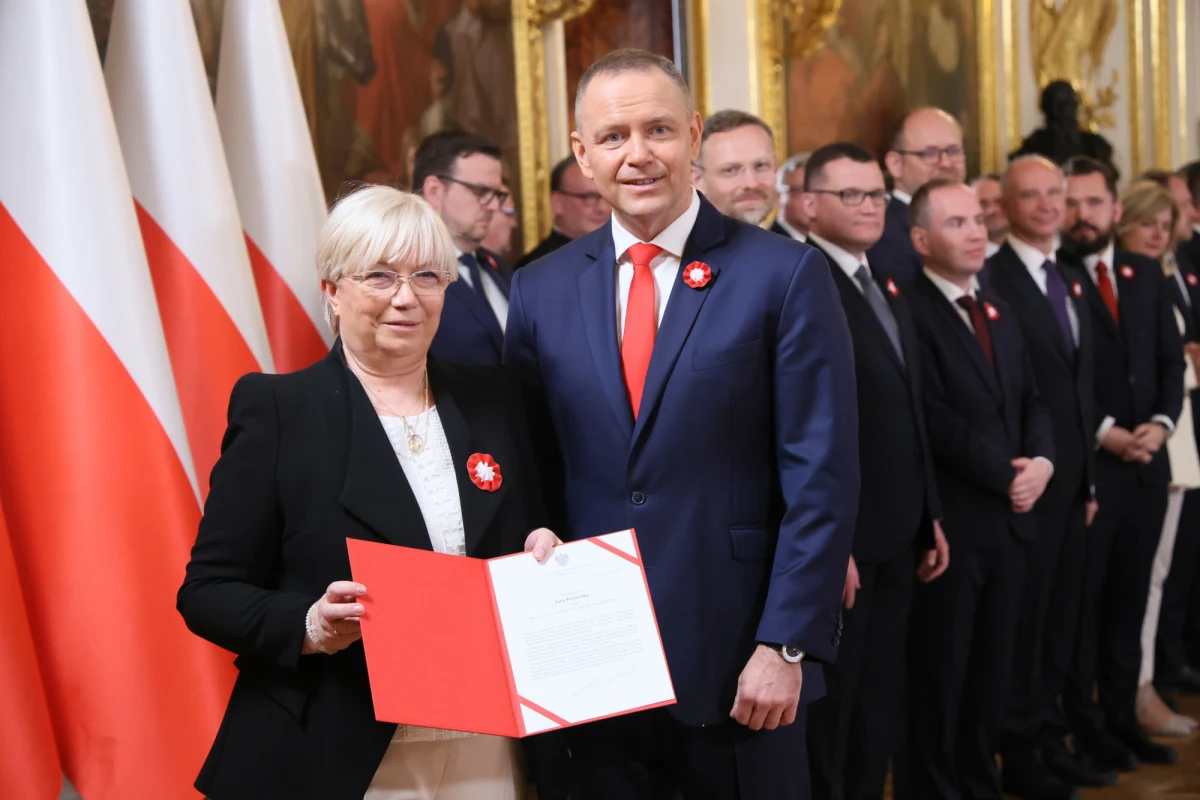Prezydent Karol Nawrocki powołał Radę Nowej Konstytucji. Wśród jej członków znaleźli się m.in. były marszałek Sejmu Józef Zych i była szefowa Trybunału Konstytucyjnego Julia Przyłębska. 