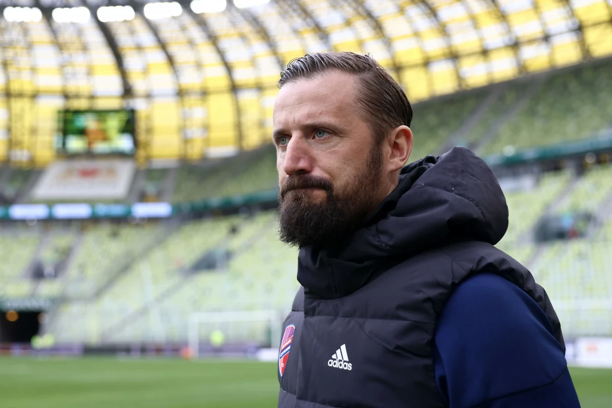 Duża zmiana w Rakowie Częstochowa. Klub poinformował o zakończeniu współpracy z trenerem Łukaszem Tomczykiem. Wyjaśniono, że decyzja nie wynika jedynie z rezultatu finału Pucharu Polski.