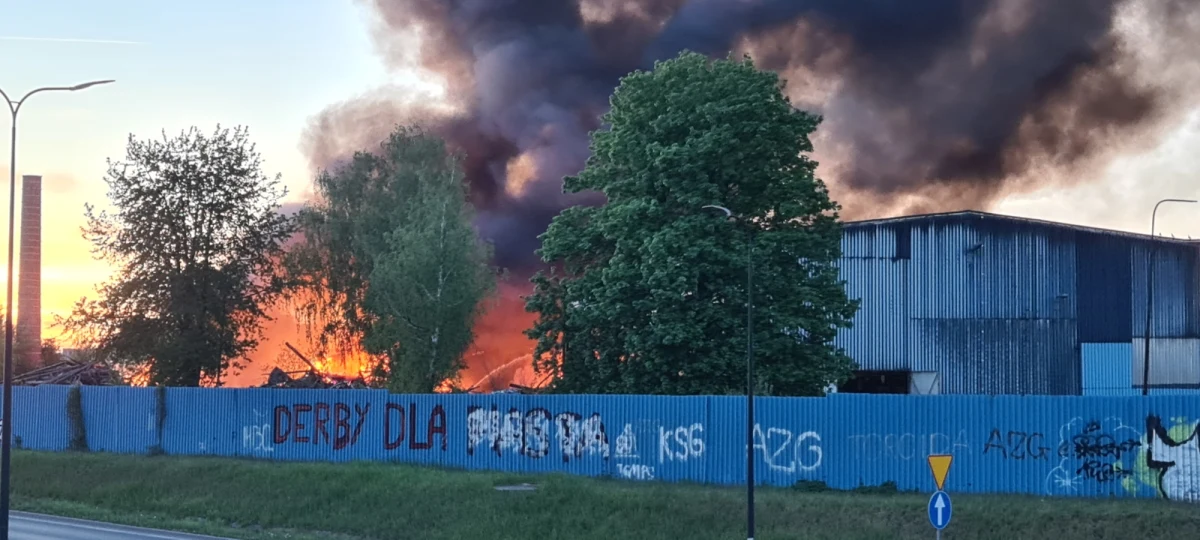 W Gliwicach doszło do pożaru hali znajdującej się przy ul. Dubois. Nie ma poszkodowanych. Pierwszą informację o pożarze otrzymaliśmy na Gorącą Linię RMF FM. Potwierdzili ją strażacy.