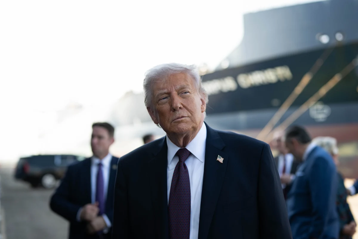 Prezydent Stanów Zjednoczonych Donald Trump ogłosił rozpoczęcie operacji "Projekt Wolność", mającej na celu zapewnienie bezpiecznego tranzytu statków handlowych przez cieśninę Ormuz. Ten strategiczny punkt na mapie światowej żeglugi od miesięcy pozostaje areną napięć i incydentów, które zagrażają swobodnemu przepływowi towarów, w tym ropy naftowej. Nowa inicjatywa USA ma ruszyć już w poniedziałek.