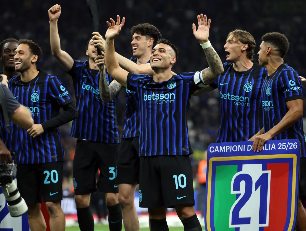 Piłkarze Interu Mediolan po raz 21. w historii sięgnęli po tytuł mistrzów Włoch. W decydującym meczu 35. kolejki Serie A pokonali Parmę 2:0, a jednym z bohaterów spotkania był polski pomocnik Piotr Zieliński, który zaliczył asystę przy pierwszym golu. Inter zapewnił sobie mistrzostwo na trzy kolejki przed końcem sezonu, mając aż 12 punktów przewagi nad drugim w tabeli Napoli.