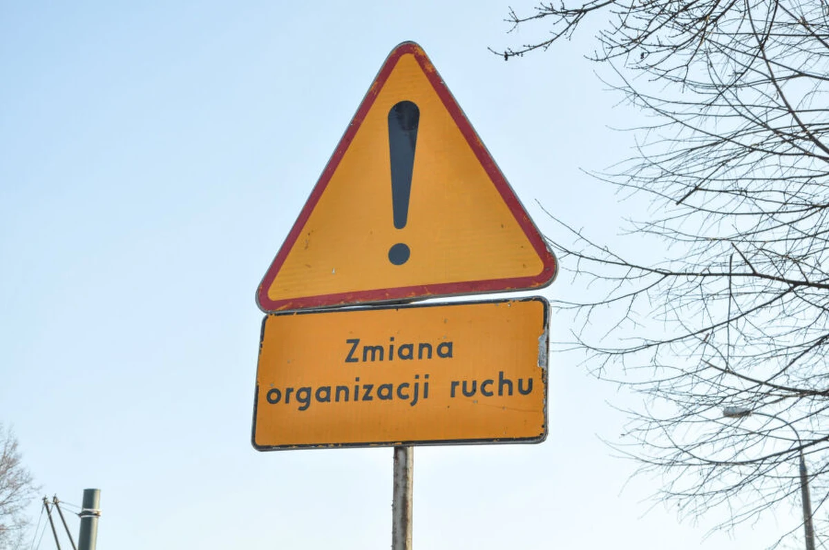 Od wtorku mieszkańców rejonu ul. Armii Krajowej i ul. Bronowickiej w Krakowie czekają poważne zmiany w organizacji ruchu. Wszystko przez rozpoczynające się prace budowlane związane z przygotowaniem tymczasowych zjazdów i organizacją placu budowy zintegrowanego węzła przesiadkowego w Bronowicach. Zmiany dotkną zarówno kierowców, jak i pieszych.