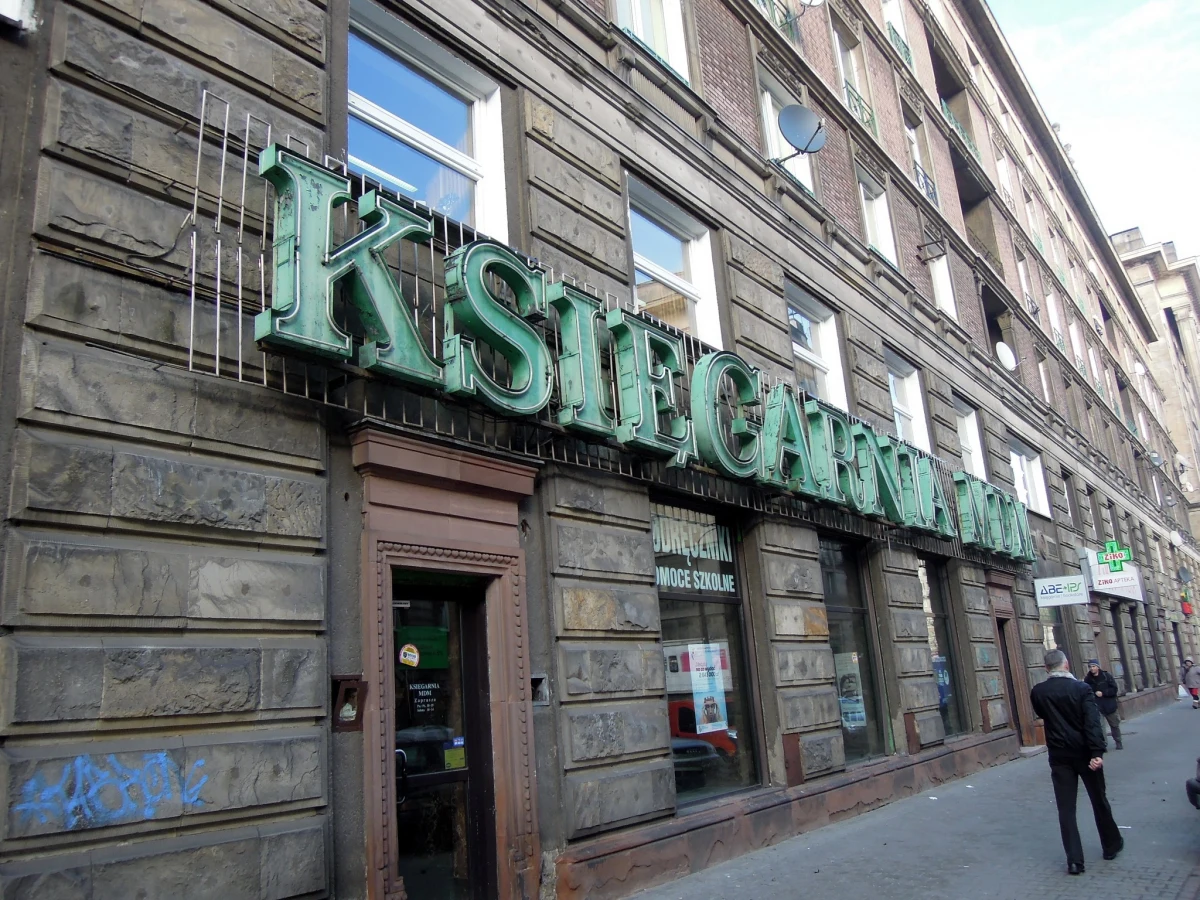 Neon „Księgarnia MDM” z 1976 roku został oficjalnie wpisany do rejestru zabytków. Ten unikatowy element miejskiego krajobrazu Warszawy, będący świadectwem powojennej neonizacji stolicy, ma szansę powrócić na swoją pierwotną lokalizację przy ul. Pięknej po przeprowadzeniu prac konserwatorskich.