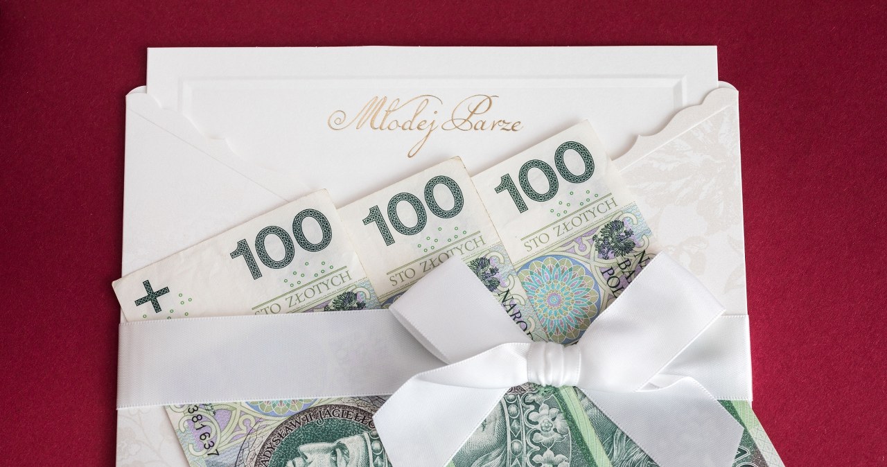 Ile włożyć do koperty na ślub? W 2026 r. goście mówią o takich kwotach