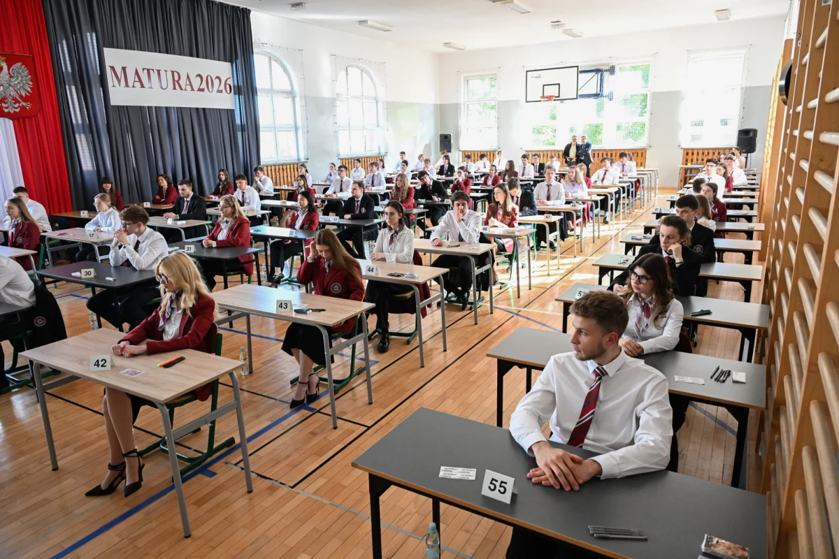 Już dziś, 5 maja 2026 roku, maturzyści w całej Polsce przystąpią do obowiązkowego egzaminu z matematyki na poziomie podstawowym. To jeden z najważniejszych sprawdzianów w życiu młodych ludzi, który decyduje o ich dalszej edukacyjnej przyszłości. Po południu już po zakończeniu egzaminu na www.rmf24.pl udostępnimy arkusze CKE z matematyki na poziomie podstawowym oraz propozycje rozwiązań, przygotowane przez naszego eksperta.