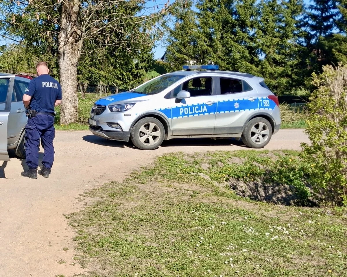 Dzielnicowy z Warmii będący po służbie zatrzymał nietrzeźwą kierującą, która przewoziła w samochodzie dwoje dzieci. Badanie wykazało, że kobieta miała blisko 2,5 promila alkoholu w organizmie.