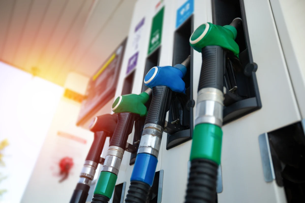 Minister energii ogłosił, że we wtorek litr benzyny 95 ma kosztować nie więcej niż 6,49 zł, benzyny 98 - 6,99 zł, a oleju napędowego - 7,31 zł. Oznacza to, że wzrośnie cena maksymalna obu rodzajów benzyn, nie zmieni się cena diesla.