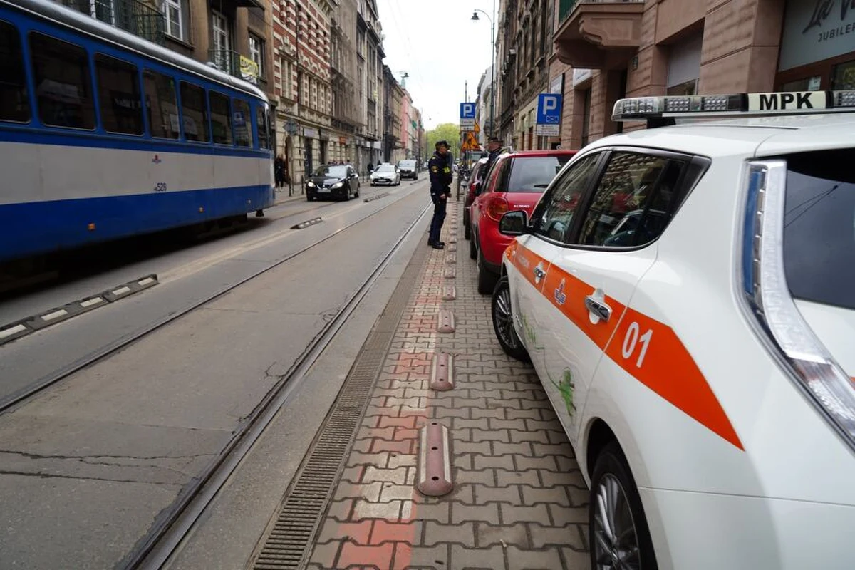 Od środy, 6 maja, na ul. Długiej w Krakowie zacznie obowiązywać nowa organizacja ruchu. Zmiany mają rozwiązać problem regularnego blokowania tramwajów przez nieprawidłowo zaparkowane samochody. Władze miasta liczą, że nowe zasady poprawią płynność komunikacji miejskiej i ułatwią życie mieszkańcom.