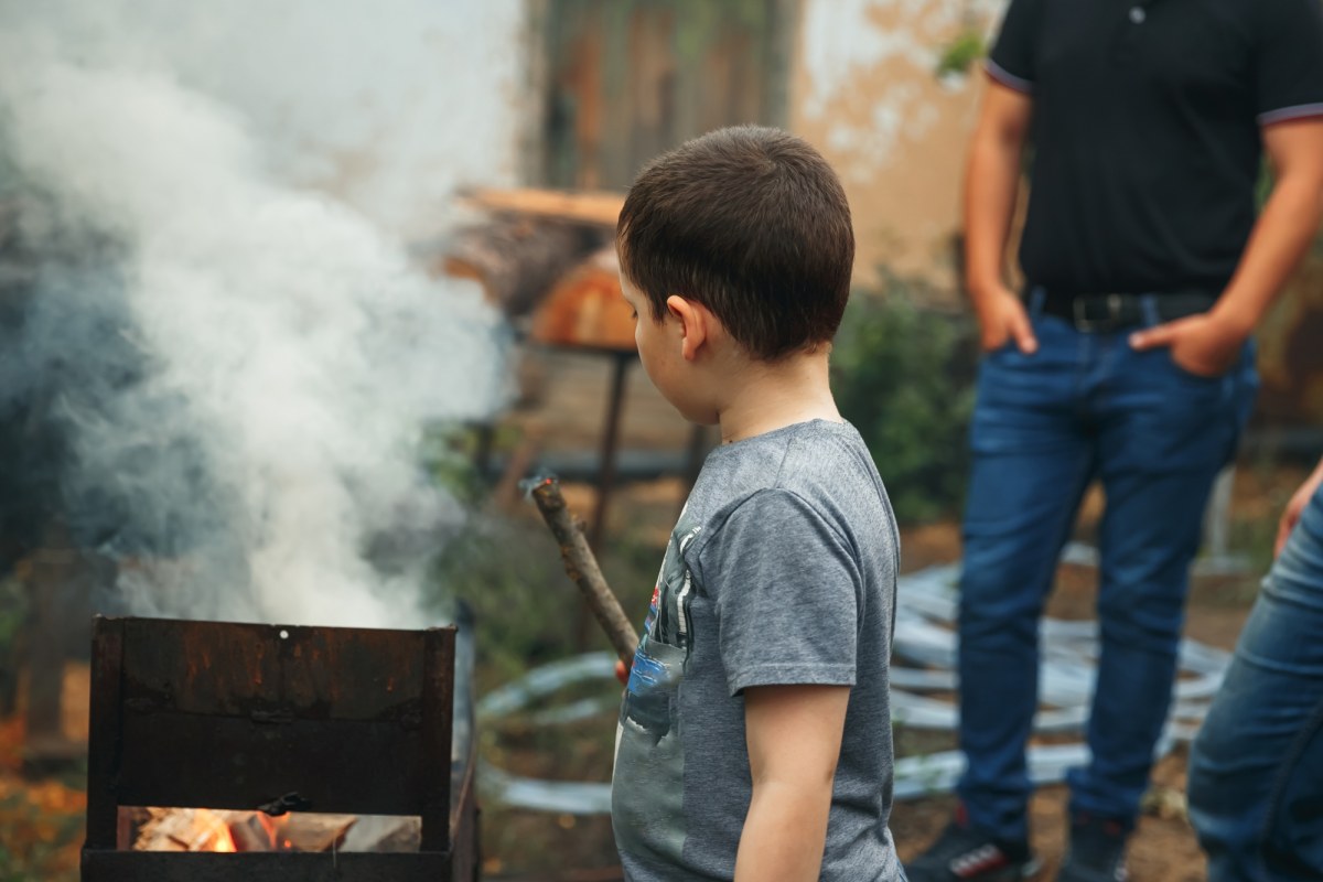 Tragedia przy grillu. Ojciec dolał podpałkę, 7-latek z ciężkimi poparzeniami