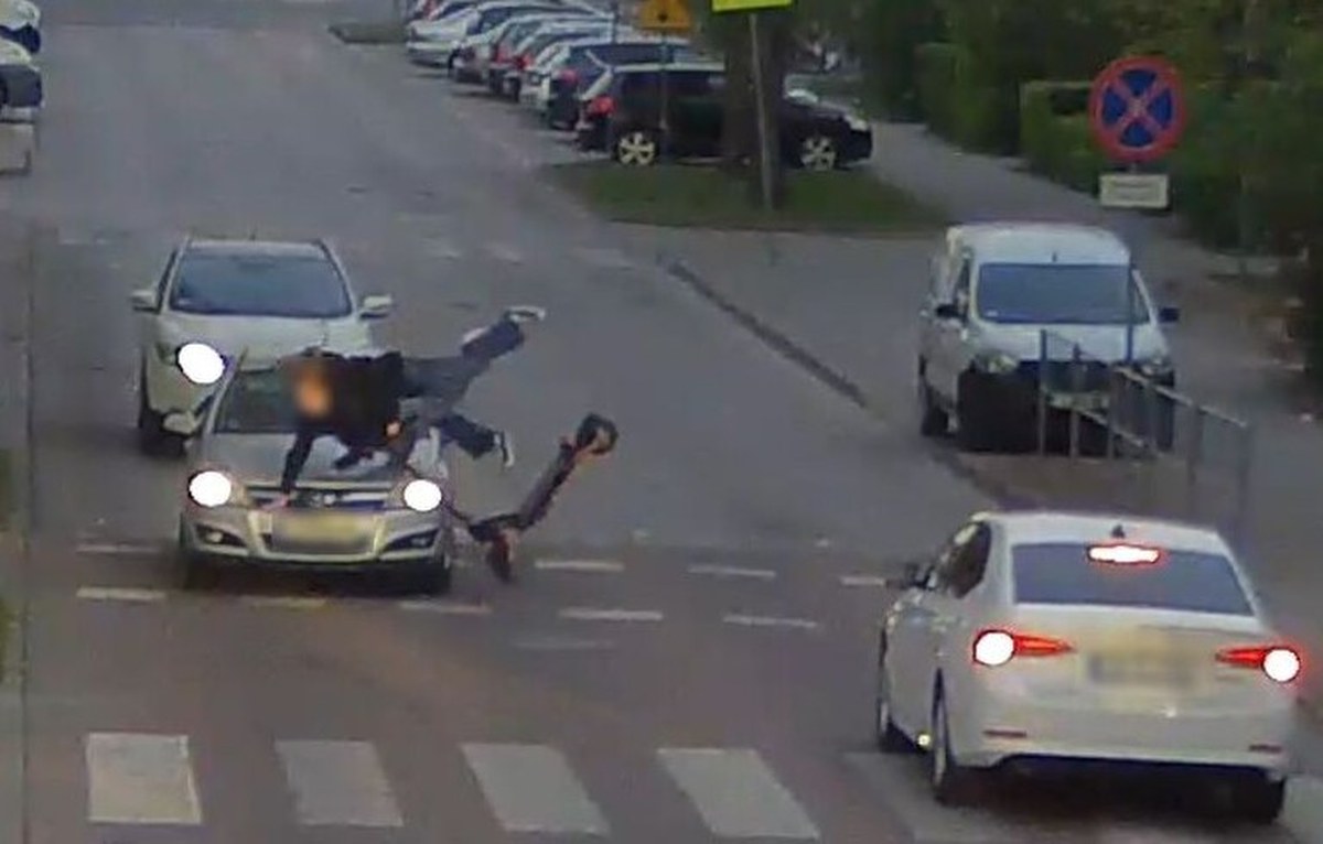 Nastolatki jechały na jednej hulajnodze, uderzyły w samochód. Wszystko nagrały kamery