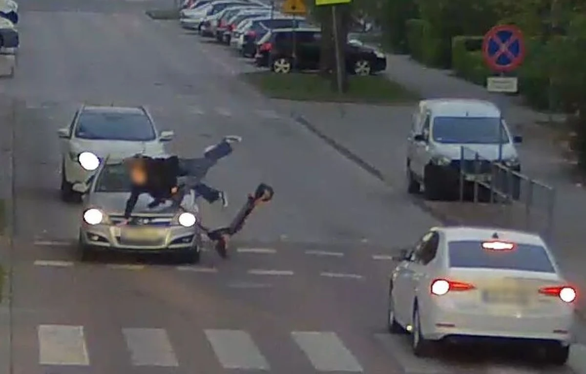 Chwile grozy na drodze w Łukowie w woj. lubelskim. Dwie nastolatki jadąc na jednej hulajnodze zderzyły się samochodem osobowym. Groźny wypadek uwieczniły kamery monitoringu. Policja przekazała, że choć całe zdarzenie wyglądało bardzo niebezpiecznie, to nastolatkom nie stało się nic poważnego. Mama jednej z nich zobowiązała się do naprawy szkód auta.