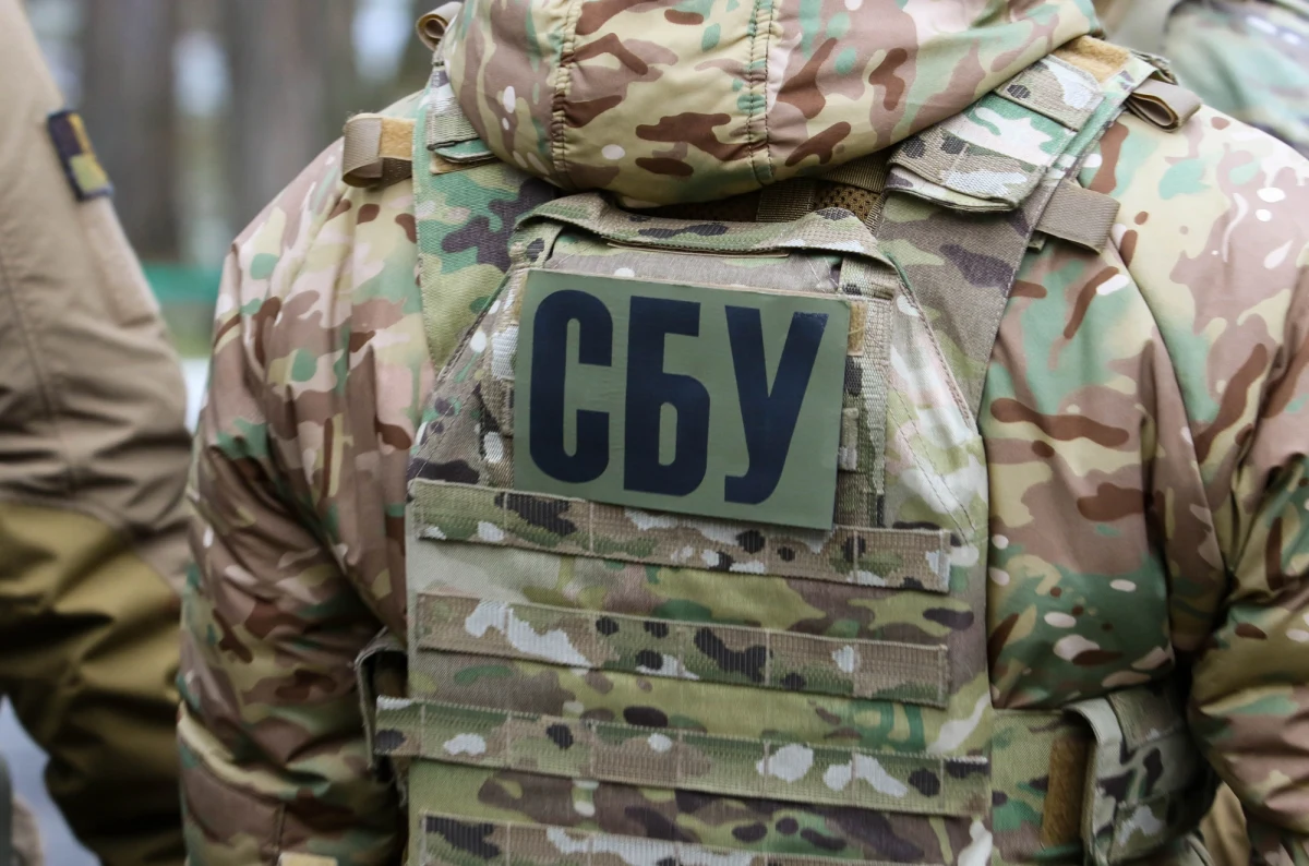 Służba Bezpieczeństwa Ukrainy (SBU) zatrzymała 45-letniego mieszkańca Zaporoża, który – według śledczych – na zlecenie rosyjskiej FSB przekazywał informacje o pozycjach ukraińskich wojsk. Aby nie wzbudzać podejrzeń, mężczyzna przebierał się za osobę w podeszłym wieku. Grozi mu dożywocie i konfiskata mienia.
