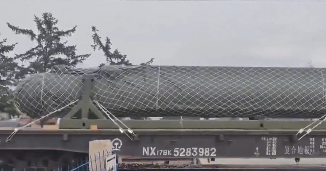 Chiński HQ-29 w transporcie. Mówi się, iż może sięgnąć satelitów