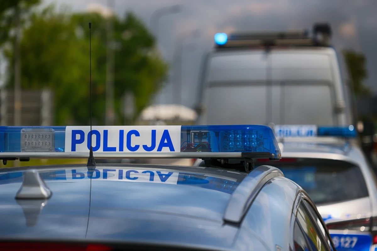 Do dramatycznych wydarzeń doszło na poznańskich Jeżycach, gdzie podczas policyjnej interwencji zmarł mężczyzna. Funkcjonariusze użyli gazu pieprzowego wobec osoby, która - według ich relacji - utrudniała udzielenie pomocy rannemu. Sprawę badają odpowiednie służby.