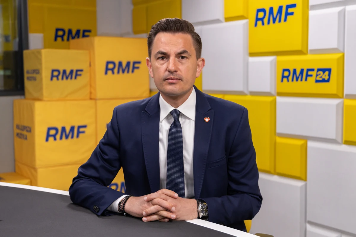 Prezydent Karol Nawrocki powołał Radę Nowej Konstytucji, która ma pracować nad zmianą ustawy zasadniczej. "To jest jakaś delikatna farsa polityczna pana prezydenta" - powiedział w Rozmowie o 7:00 w Radiu RMF24 Arkadiusz Myrcha, wiceminister sprawiedliwości z Koalicji Obywatelskiej.