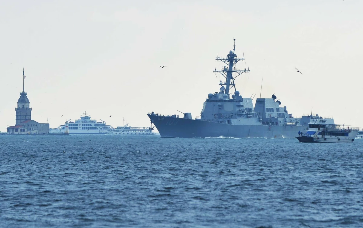Dwa amerykańskie niszczyciele, USS Truxtun i USS Mason, przepłynęły przez strategiczną cieśninę Ormuz i weszły na wody Zatoki Perskiej, odpierając zmasowany atak ze strony Iranu - informują anonimowi przedstawiciele Pentagonu, cytowani przez CBS News.