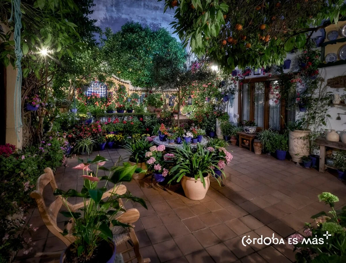 La fiesta de los Patios - święto dziedzińców. To jedno z najważniejszych wydarzeń dla mieszkańców Kordoby. Rodziny mieszkające często od wielu pokoleń w starym centrum miasta otwierają bramy swoich domów, by pochwalić się pełnymi kwiatów i roślin dziedzińcami. "To bardzo ważny czas dla naszej społeczności. Możemy pochwalić się naszym dziedzictwem" - mówi w rozmowie z RMF FM Rafael Soldevilla, przewodnik z firmy Woow Cordoba. Wydarzenie jest wpisane na listę niematerialnego dziedzictwa kulturowego UNESCO.