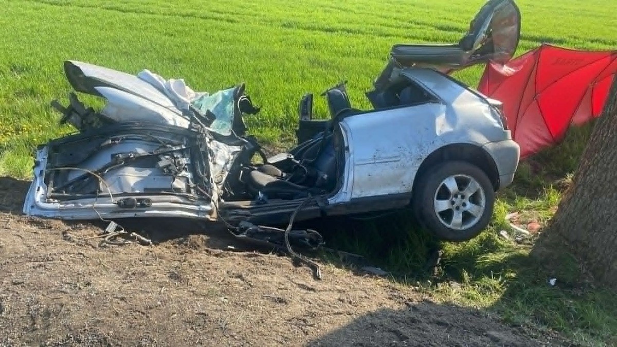 Koszmarny wypadek w Przasnyszu. Dwie osoby nie żyją, auto w strzępach