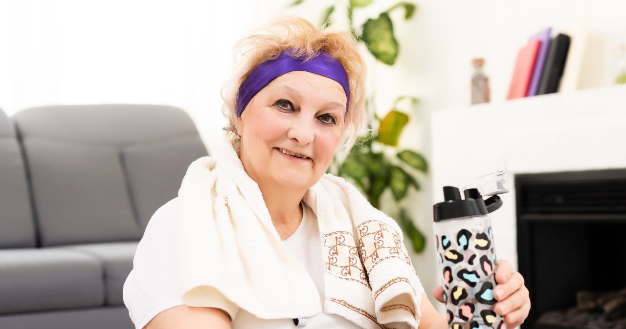 Te ćwiczenia nie obciążają stawów. Idealne dla seniorów na smukłą talię