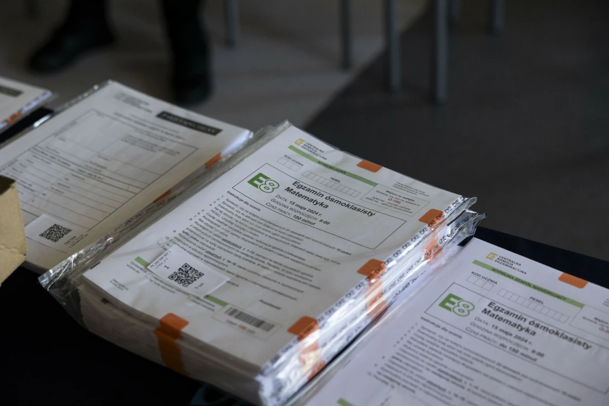 Egzamin ósmoklasisty 2026 zbliża się wielkimi krokami. To jeden z najważniejszych sprawdzianów w edukacji uczniów kończących szkołę podstawową. Jego wyniki mają znaczenie przy rekrutacji do szkół ponadpodstawowych, dlatego każdy punkt jest na wagę złota.