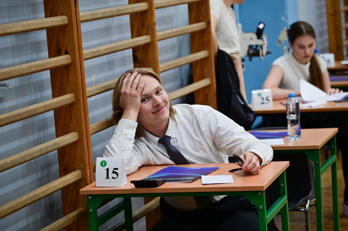 Pisemny egzamin z języka obcego na poziomie podstawowym to trzeci egzamin obowiązkowy dla tegorocznych maturzystów. Najchętniej wybierany jest język angielski. To właśnie z myślą o tych, którzy dziś piszą maturę z angielskiego, po południu na www.rmf24.pl opublikujemy arkusze CKE, a chwilę później także propozycje rozwiązań przegotowane przez naszego eksperta.