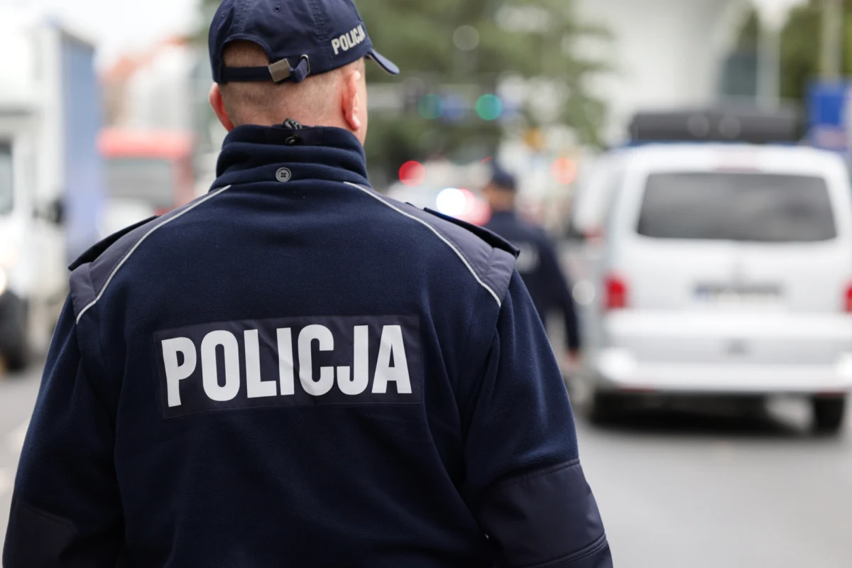 Polski rząd zdecydował o unieważnieniu wyboru ofert, a kolejnym krokiem będzie unieważnienie całego przetargu na system szyfrowanej łączności TETRA dla policji. Powodem jest udział w postępowaniu firmy powiązanej z chińskim producentem, co budziło wątpliwości w świetle nowych przepisów o krajowym systemie cyberbezpieczeństwa. Jak dowiedział się dziennikarz RMF FM Krzysztof Zasada, wkrótce zostanie ogłoszony nowy przetarg, dostosowany do aktualnych wymogów prawnych.