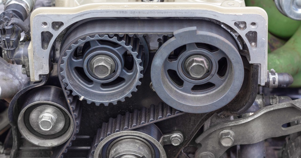 Zerwany pasek rozrządu uderza bez ostrzeżenia. Mechanicy znają jeden sposób