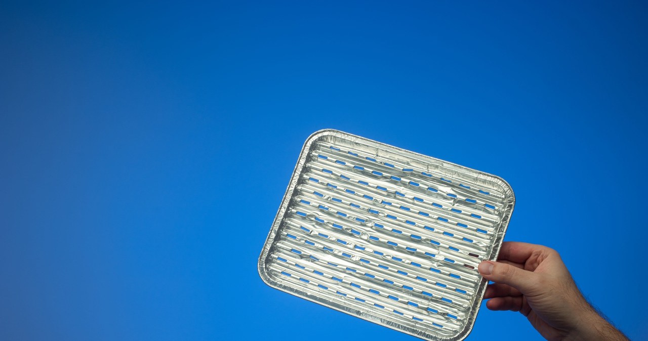 Gdzie wyrzucasz tacki po grillu? Większość z nas robi błąd