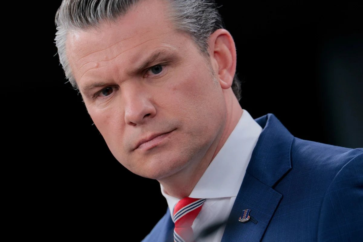 Szef Pentagonu Pete Hegseth zapewnił we wtorek, że zawieszenie broni między USA a Iranem obowiązuje - mimo napięć w rejonie Zatoki Perskiej. Podkreślił też, że Waszyngton "nie szuka konfliktu", a ostatnie działania amerykańskich sił w ramach "Projektu Wolność" mają charakter wyłącznie defensywny.