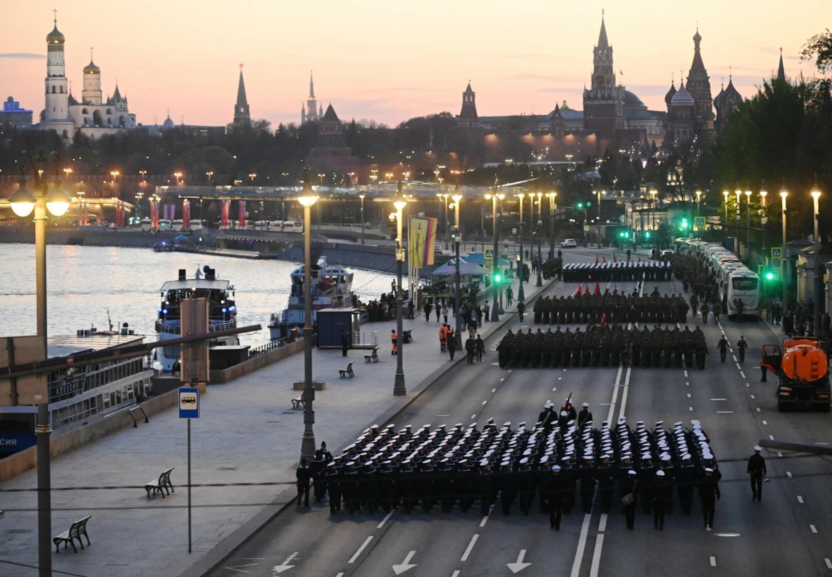 Do 9 maja, a więc Dnia Zwycięstwa, najważniejszego państwowego święta w Rosji, zostały 4 dni. W związku z przygotowaniami do obchodów Moskwa i Petersburg zostały pozbawione mobilnego internetu. Kadeci ćwiczą przed paradą, która ma być - jak zarządził zbrodniczy Kreml - w tym roku skromniejsza niż zwykle. Jak podaje RIA Novosti, ale też m.in. portal Meduza, w Moskwie nie działa większość bankomatów, są problemy z zamawianiem taksówek. Przerwy w dostawie internetu są wprowadzane m.in. po to, by osłabić ukraińskie zdolności namierzania.