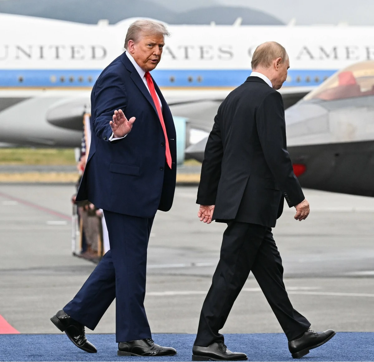 ​Demokraci w Senacie Stanów Zjednoczonych zaapelowali do administracji prezydenta USA Donalda Trumpa o przywrócenie sankcji na rosyjską ropę, zniesionych z uwagi na wzrost cen wywołany wojną z Iranem - informuje portal The Hill. Swój apel argumentują zwiększonymi dochodami z eksportu surowca finansują wojnę z Ukrainą. 