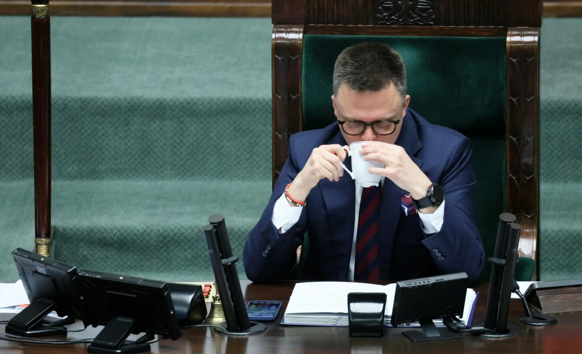 "Jeśli wpłynie taki wniosek do Sejmu, to wówczas podejmę decyzję, jakie podjąć dalsze kroki" - mówi Szymon Hołownia o doniesieniach dotyczących wniosku o uchylenie mu immunitetu. Sprawa ma dotyczyć afery Collegium Humanum i dyplomu, który polityk miał otrzymać bez udziału w zajęciach.