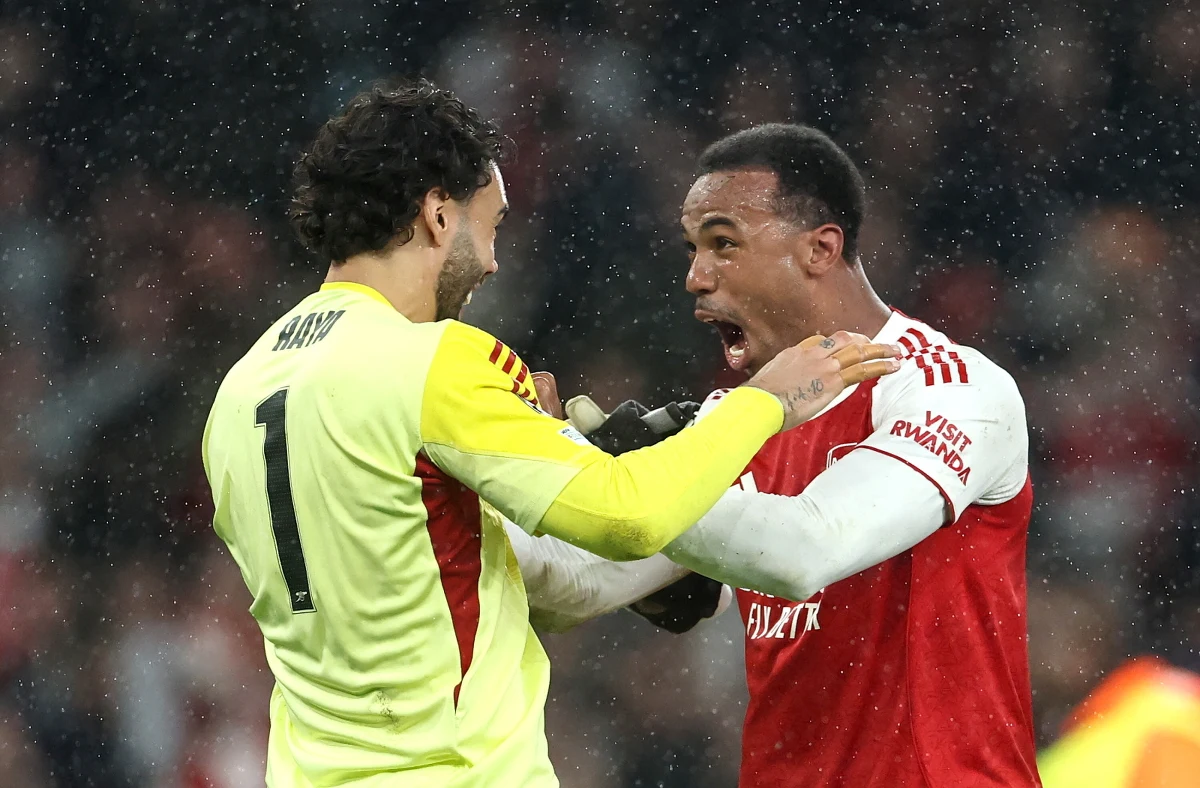 ​Piłkarze Arsenalu Londyn awansowali do finału Ligi Mistrzów, eliminując Atletico Madryt. Bramkę na wagę gry o najważniejsze klubowe trofeum w Europie zdobył w rewanżu na Emirates Stadium Bukayo Saka. Pierwszy mecz zakończył się bramkowym remisem 1:1. Rywala "Kanonierzy" poznają w środę. Paris Saint-Germain zmierzy się z Bayernem Monachium. W pierwszym meczu lepsi byli Francuzi pokonując rywali 5:4. 