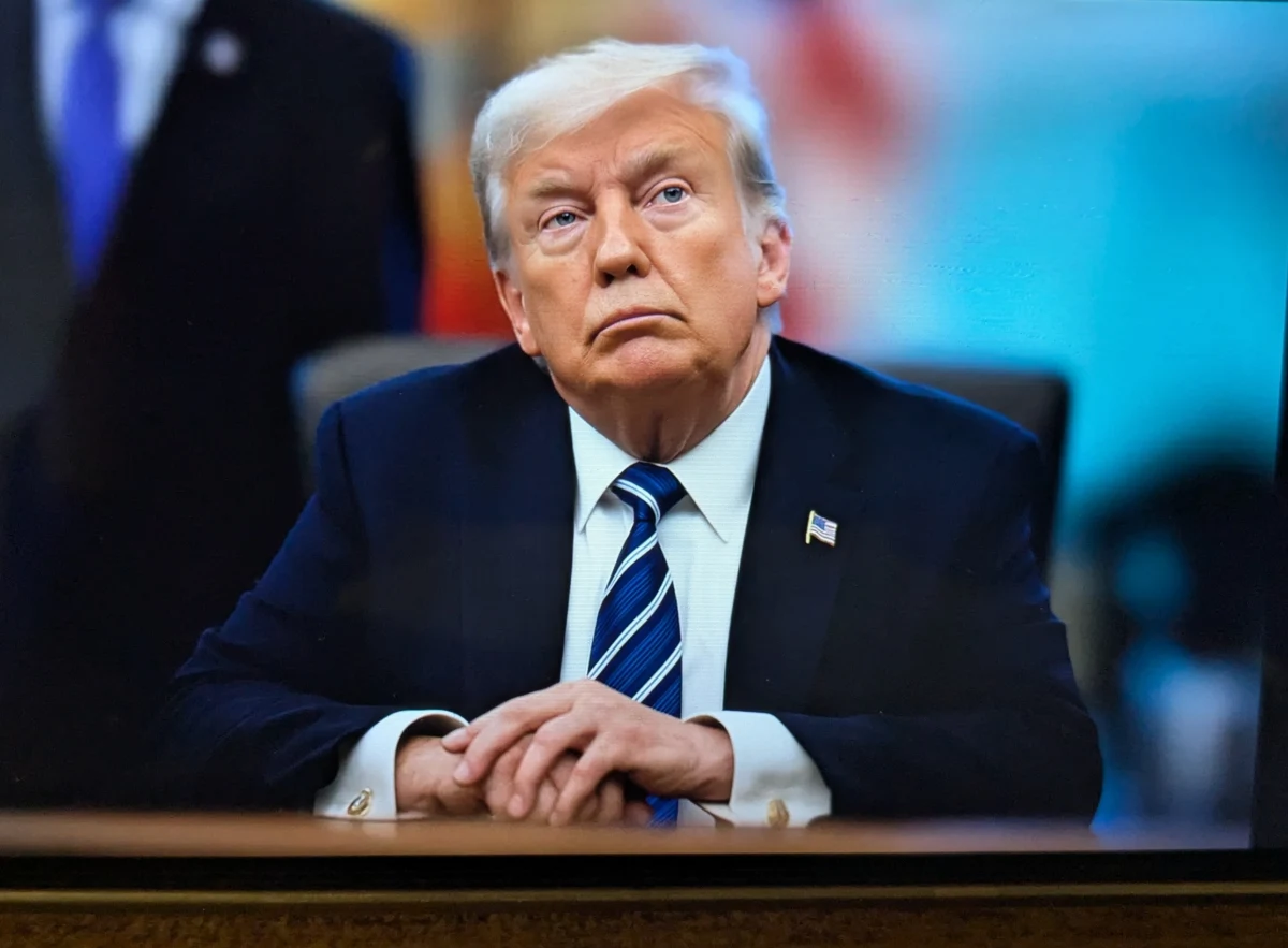 Prezydent Stanów Zjednoczonych Donald Trump ogłosił czasowe zawieszenie rozpoczętej zaledwie dzień wcześniej operacji "Projekt Wolność", mającej zapewnić bezpieczeństwo żeglugi przez strategiczną cieśninę Ormuz. Decyzja zapadła w związku z postępami w negocjacjach z Iranem oraz na prośbę kilku państw, w tym Pakistanu.