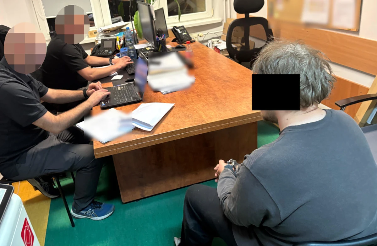 W jednej z warszawskich kawiarni doszło do bulwersującego incydentu. 25-letni pracownik został zatrzymany przez policję po tym, jak odkryto, że potajemnie nagrywał swoje koleżanki podczas korzystania z toalety. Mężczyzna usłyszał już zarzuty, a za naruszenie intymności seksualnej grozi mu do pięciu lat więzienia.
