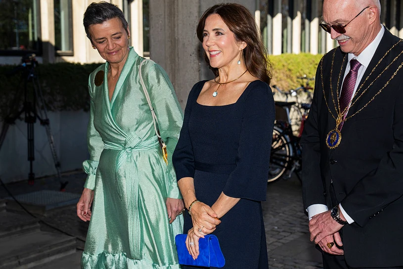 Królowa Maria złamała podstawą zasadę stylizacji. Strzał w 10. czy pomyłka?