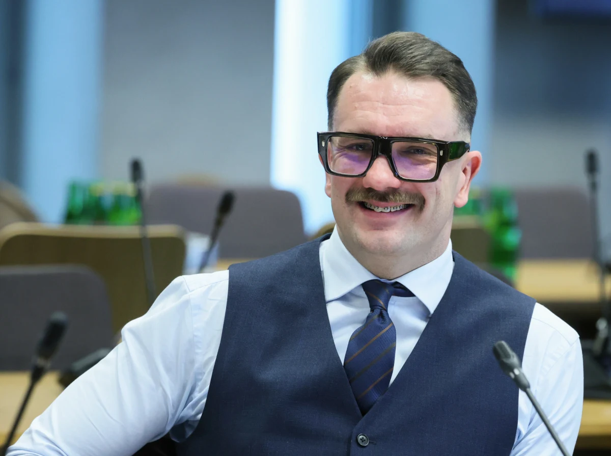 Kolejne wykroczenia drogowe byłego posła PiS Łukasza Mejzy. Jak dowiedział się reporter RMF FM Krzysztof Zasada, polityk ma dodatkowo odpowiedzieć za czterokrotne używanie telefonu komórkowego podczas kierowania samochodem. To oznacza, że jego konto punktów karnych zwiększa się do 225 - 177 za przekroczenie prędkości oraz 48 za telefon. Sęk z tym, że do tej pory formalnie nie został za to ukarany, ponieważ nie odbiera korespondencji od Generalnej Inspekcji Transportu Drogowego. 