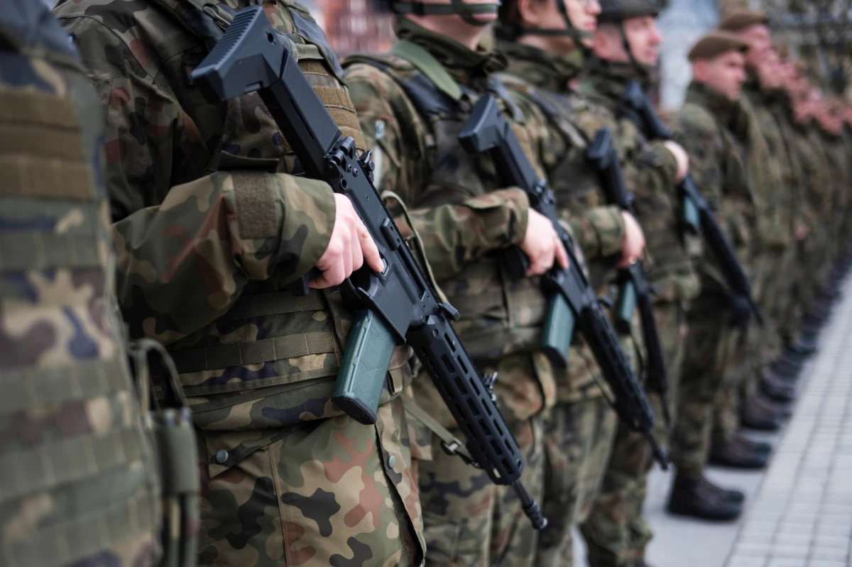 "Przemysł zbrojeniowy powinien pracować 24 godziny na dobę, przez 7 dni w tygodniu. W 2030 roku Polska będzie miała najsilniejszą i największą armię w Europie" - powiedział w środę wicepremier, szef MON Władysław Kosiniak-Kamysz. 