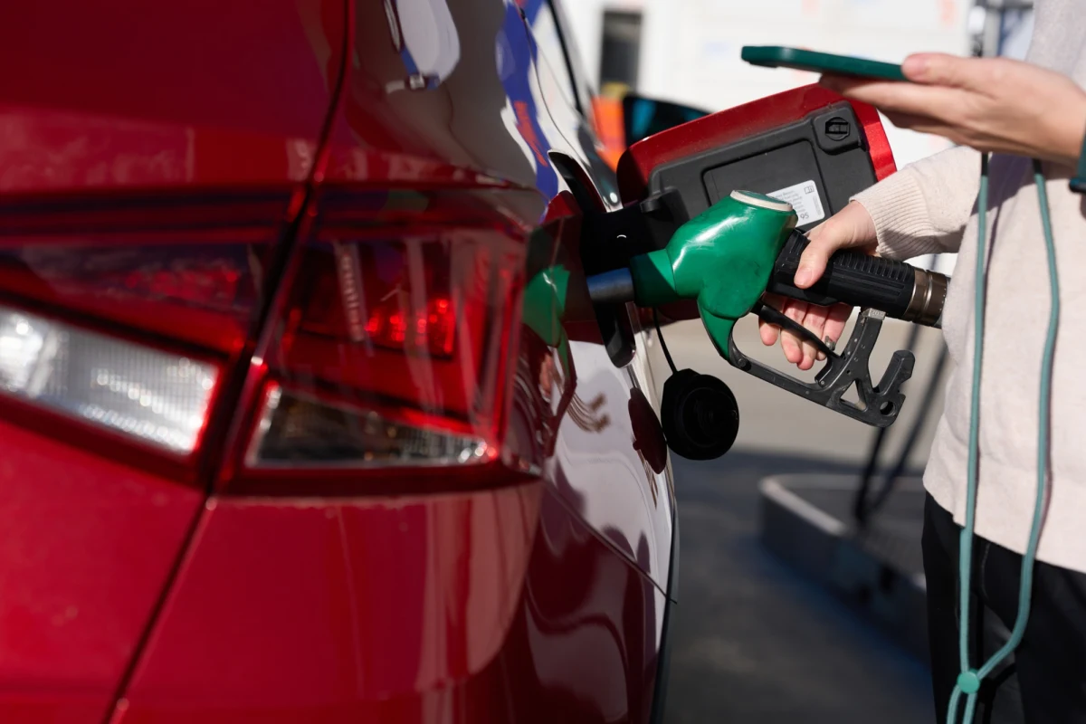 Minister energii ustalił, że w czwartek na stacjach paliw w Polsce litr benzyny 95 ma kosztować nie więcej niż 6,46 zł, benzyny 98 - 6,95 zł, a oleju napędowego - 7,26 zł. Oznacza to, że ceny maksymalne spadną w stosunku do tych obowiązujących w środę.