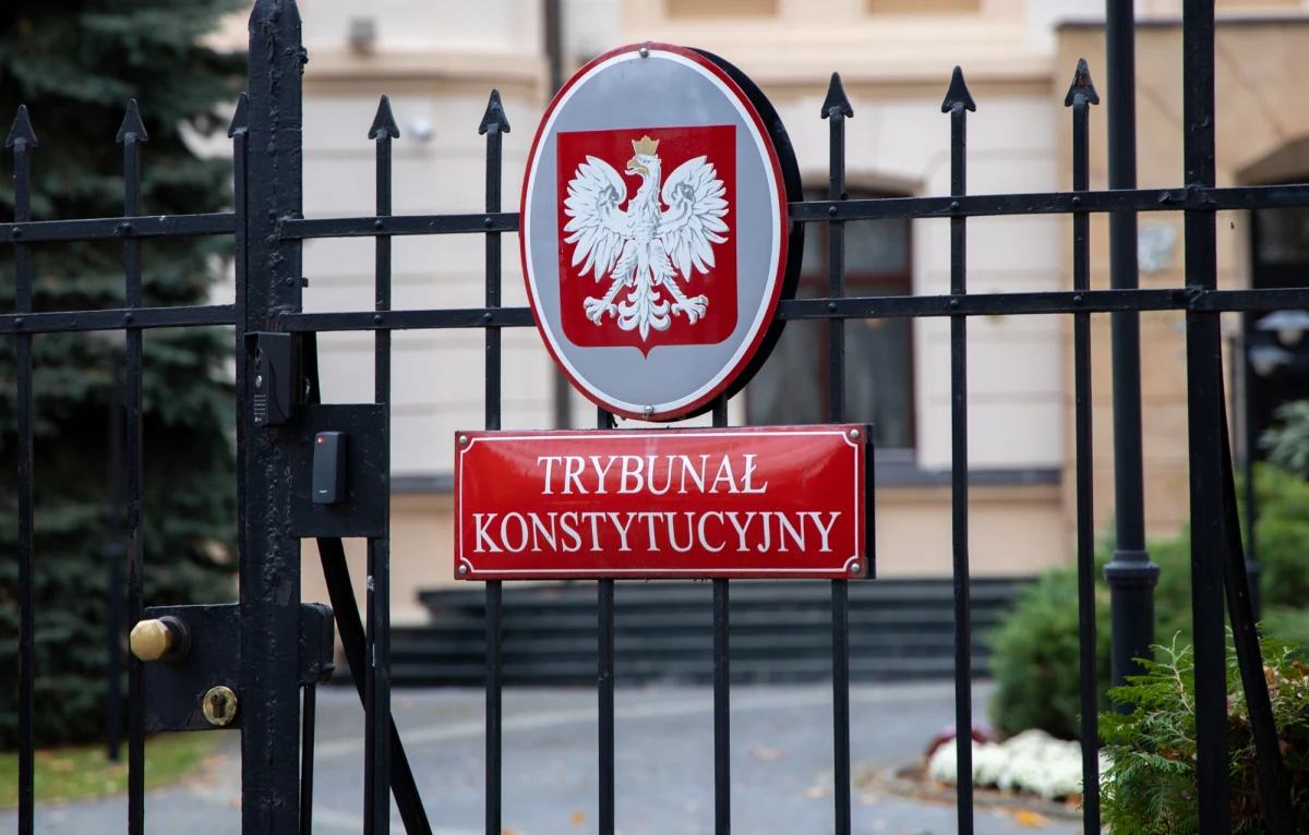 Europejski Trybunał Praw Człowieka zakazuje polskim władzom utrudniania objęcia urzędów przez wybranych przez Sejm sędziów Trybunału Konstytucyjnego. To odpowiedź na oficjalną odmowę dopuszczenia do orzekania, jaką czworo sędziów otrzymało od prezesa Trybunału. 