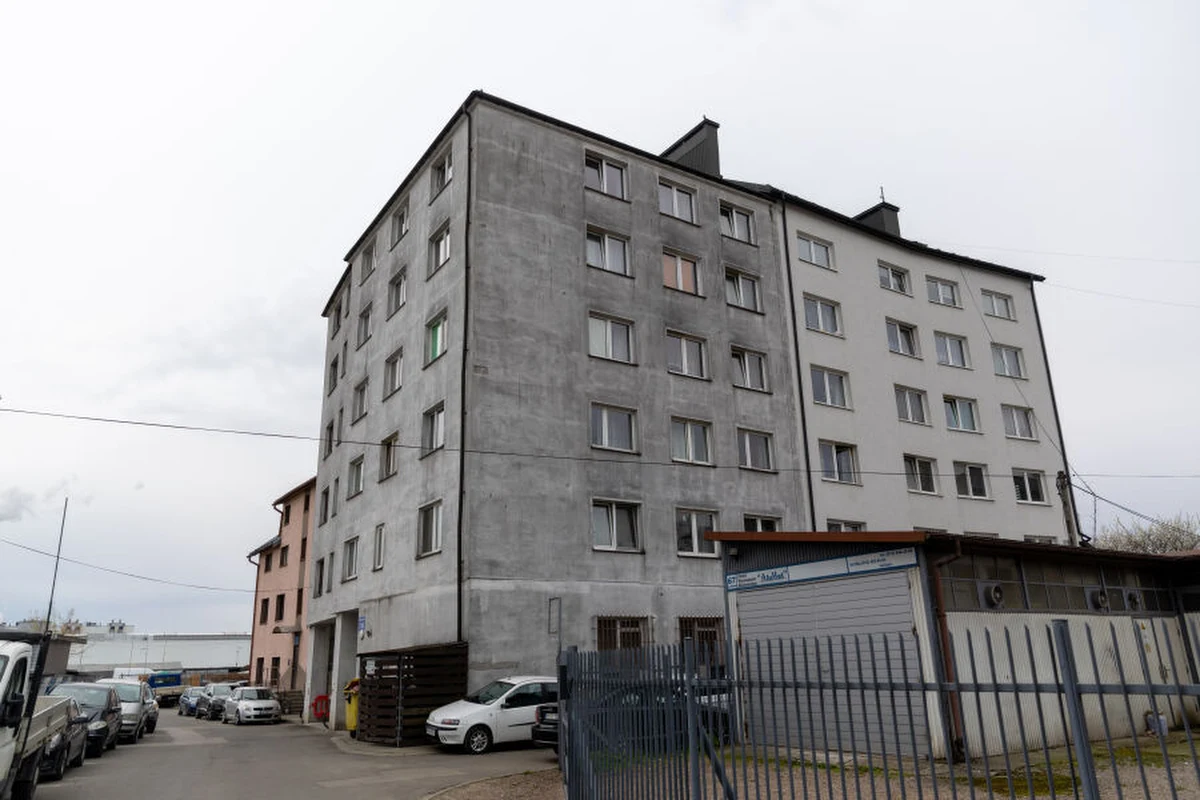 W budynku przy ul. Centralnej 73B w Krakowie odcięto ogrzewanie. To początek przygotowań do rozbiórki nielegalnej nadbudowy, która od lat była symbolem patodeweloperki. Miasto i służby społeczne wspierają lokatorów, którzy często nie byli świadomi, że mieszkają w budynku przeznaczonym do rozbiórki.
